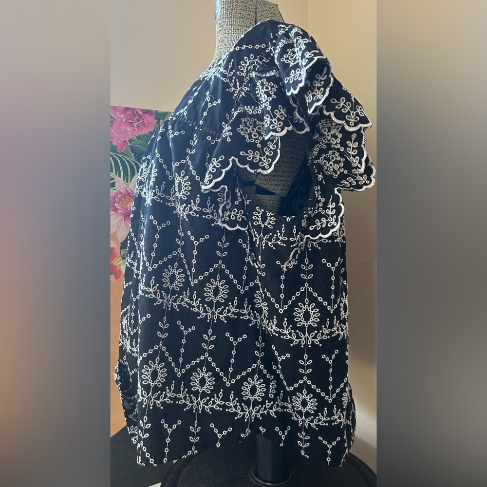 CROWN & IVY GORGEOUS BLACK/WHITE EYELET FLUTTER CAP SLEEVE TOP. Sz. 3X. - Picture 8 of 9